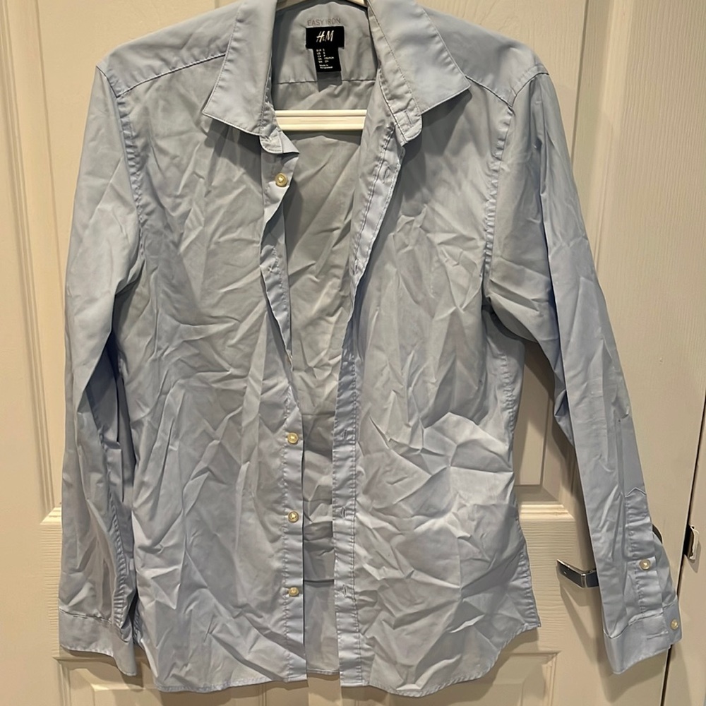 Men H&M light blue button up easy iron shirt Small